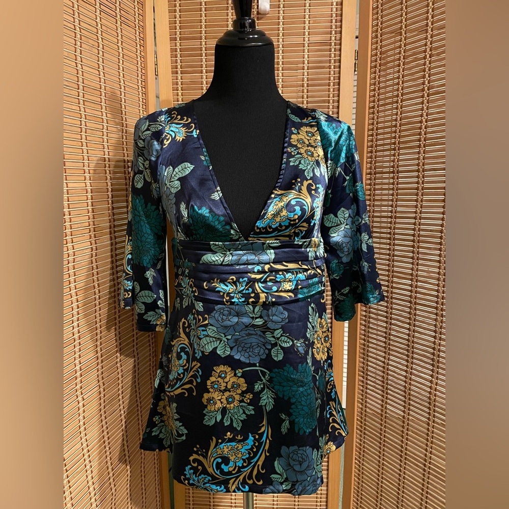 Guess Authentic Brand exotic deep V neck blouse with 3/4 bell sleeves, size M